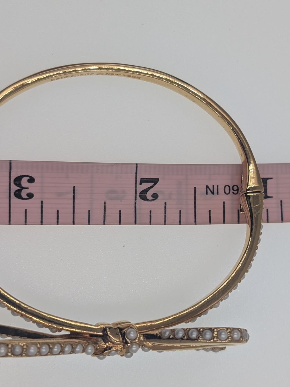 Kate Spade Faux Seed Pearl Ribbon Bow Gold Tone Hinged Bangle Bracelet 0230 - Picture 10 of 10